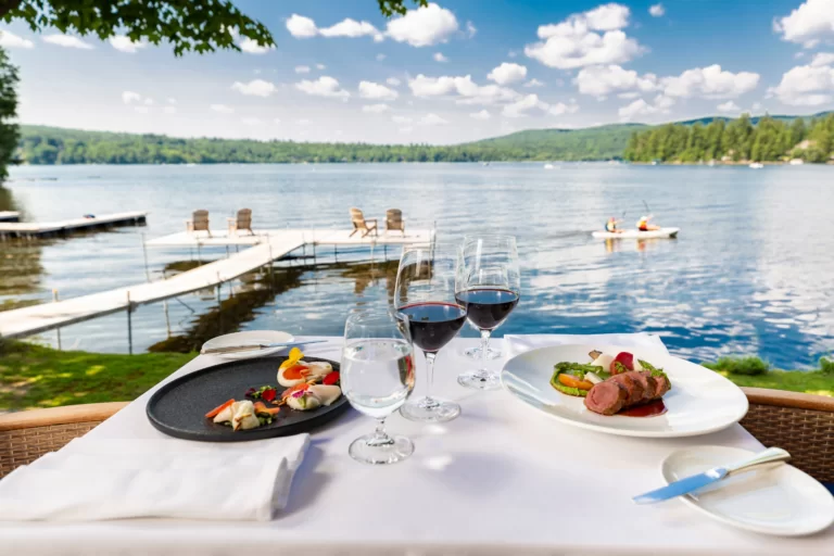 Deux assiettes dressées sur une terrasse du restaurant Le Riverain pour un repas en plein air durant un week end bien-être au Ripplecove.